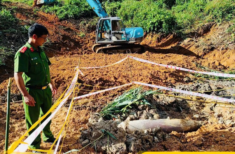 Quảng Ngãi: Đào ao trữ nước phát hiện quả bom dài cả mét- Ảnh 1.