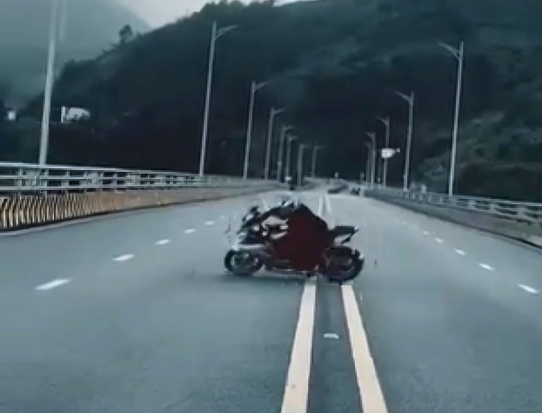 Lào Cai xác minh, xử lý nam thanh niên đánh võng, che biển số trên cầu Móng Sến- Ảnh 1.