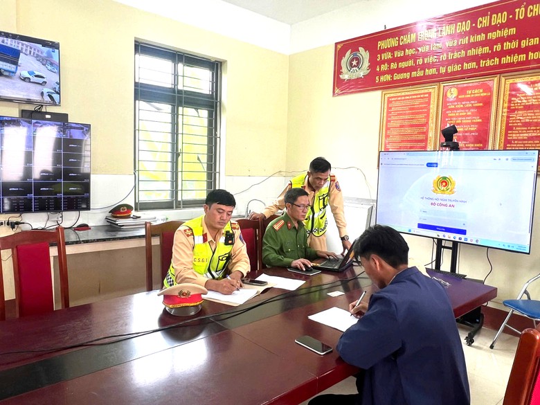 Lào Cai xác minh, xử lý nam thanh niên đánh võng, che biển số trên cầu Móng Sến- Ảnh 2.