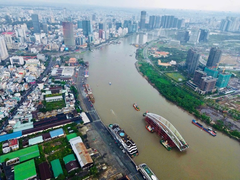 Giải bài toán kỹ thuật để hợp long cầu đi bộ qua sông Sài Gòn - Ảnh 2.