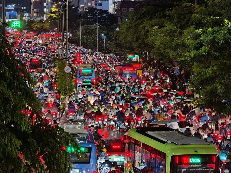 TP.HCM khẩn trương ứng phó với mưa lớn, triều cường và nguy cơ ngập úng- Ảnh 2.