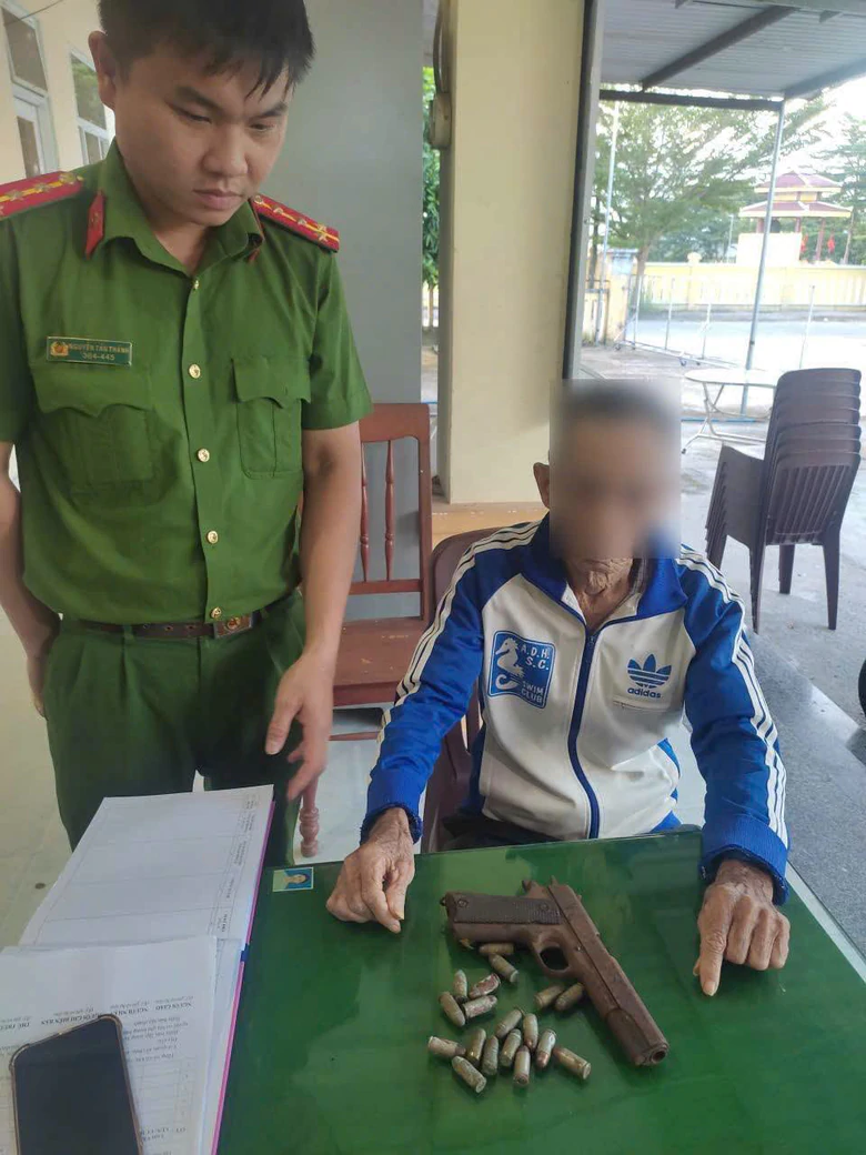 Quảng Ngãi: Người dân chủ động giao nộp súng, đạn sót lại sau chiến tranh- Ảnh 2.
