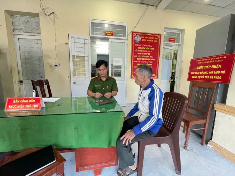 Quảng Ngãi: Người dân chủ động giao nộp súng, đạn sót lại sau chiến tranh- Ảnh 1.