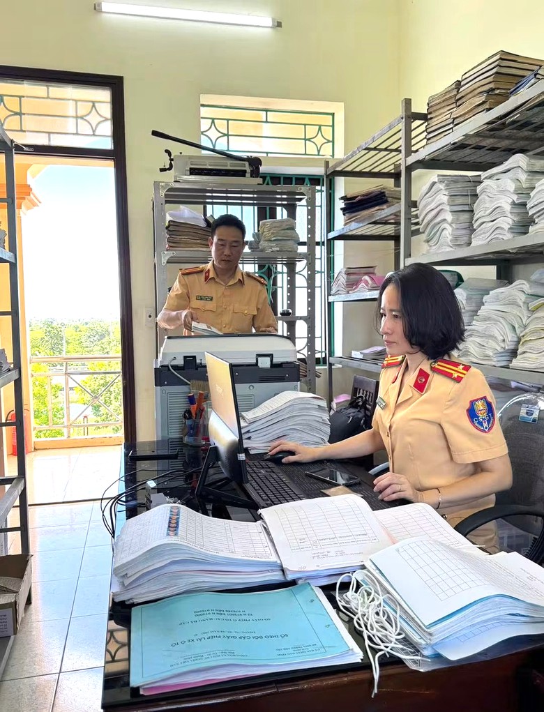 Ninh Bình tổng rà soát, làm sạch dữ liệu giấy phép lái xe trên toàn tỉnh- Ảnh 1.