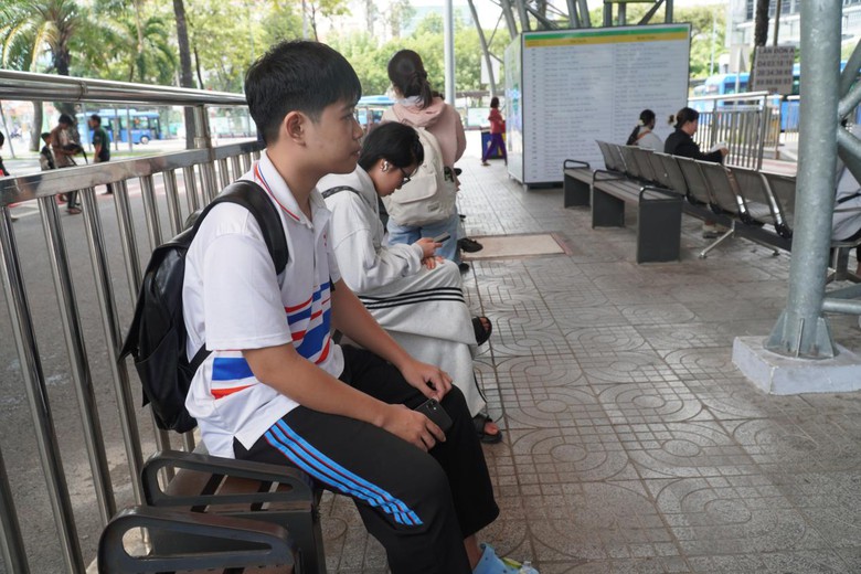 Hành khách chủ động xác thực khi đi xe buýt miễn phí tại TP.HCM- Ảnh 2.