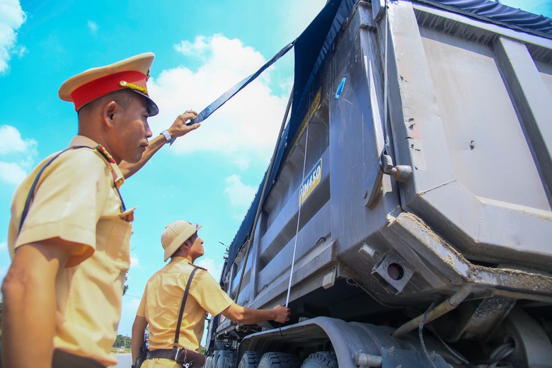 Hà Nội: Một tuần, CSGT xử lý hàng trăm xe tải vi phạm, nhiều xe chở quá tải trọng- Ảnh 2.