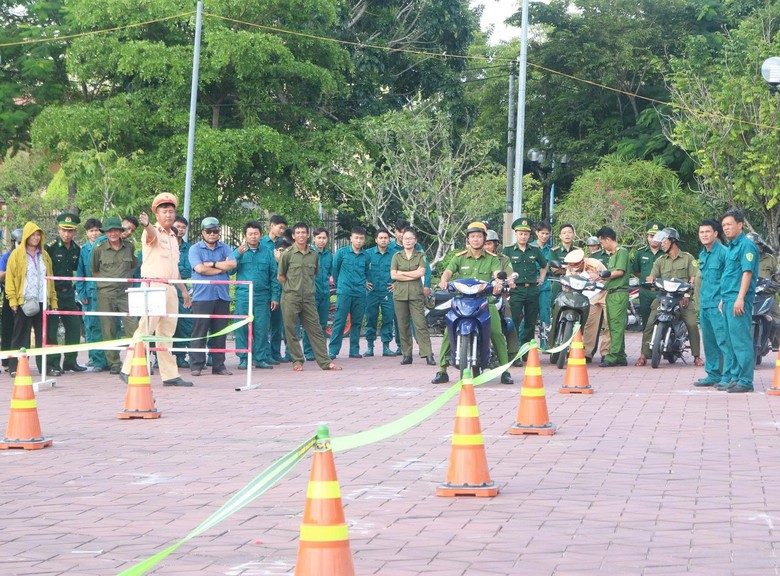 An Giang: 400 cán bộ, công chức được đào tạo kỹ năng lái xe an toàn- Ảnh 2.
