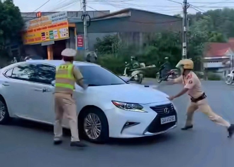 Lào Cai: Nữ tài xế khóa cửa ô tô Lexus, tăng ga bỏ chạy khi CSGT dừng xe kiểm tra- Ảnh 2.