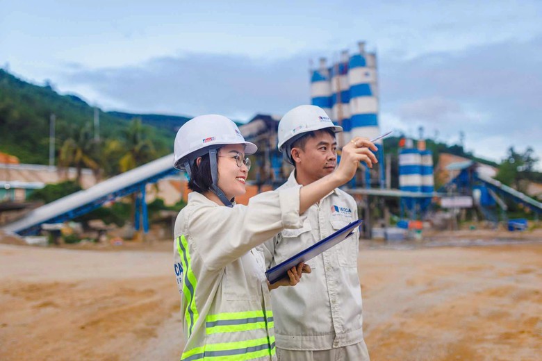 Những "Bông hồng thép" trên cung đường cao tốc - Ảnh 1.