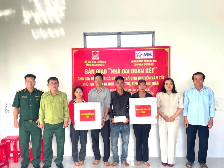 Bàn giao nhà "Đại đoàn kết" cho các hộ nghèo ở xã biên giới Quảng Ngãi- Ảnh 2.