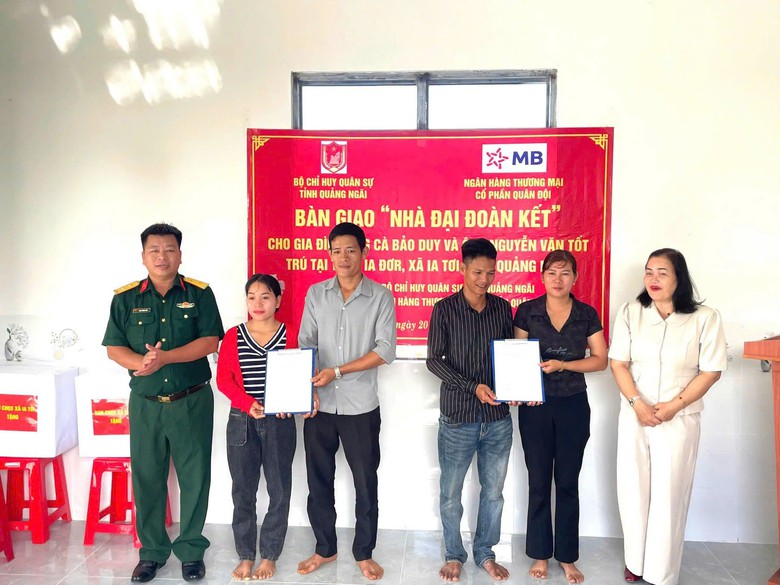 Bàn giao nhà "Đại đoàn kết" cho các hộ nghèo ở xã biên giới Quảng Ngãi- Ảnh 1.