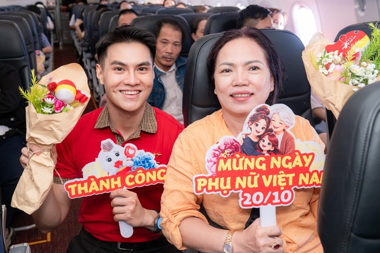 Vietjet gửi ngàn lời chúc yêu thương tới phái đẹp từ độ cao 10.000 mét- Ảnh 2.
