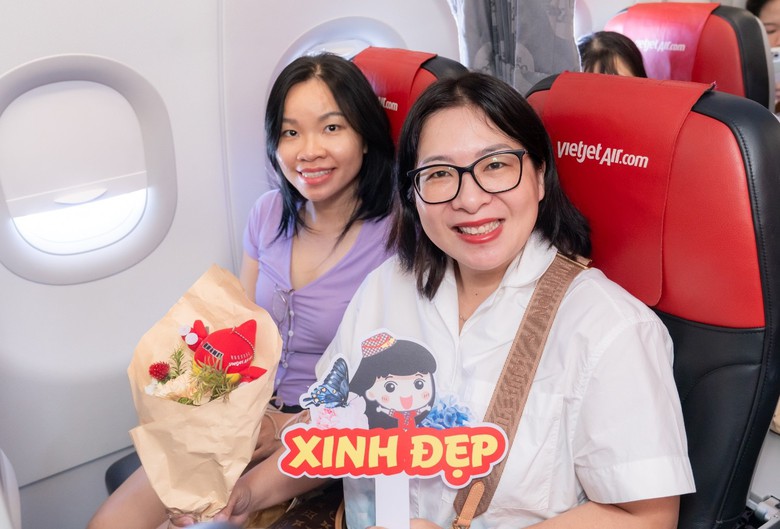 Vietjet gửi ngàn lời chúc yêu thương tới phái đẹp từ độ cao 10.000 mét- Ảnh 7.