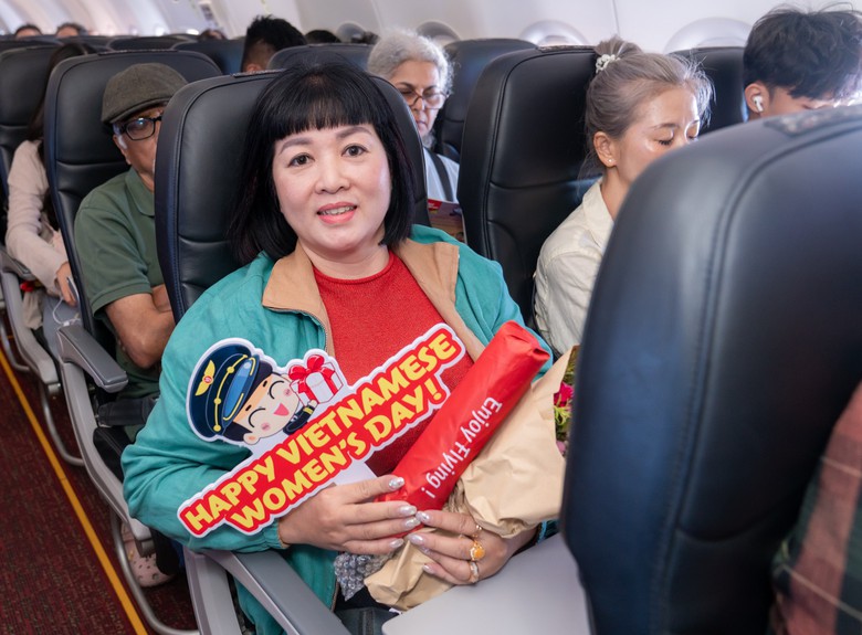 Vietjet gửi ngàn lời chúc yêu thương tới phái đẹp từ độ cao 10.000 mét- Ảnh 6.