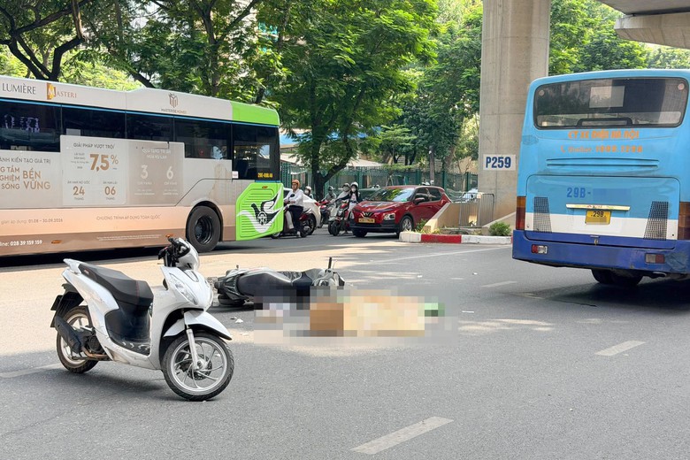 Hà Nội: Ngã ra đường sau va chạm, cô gái bị xe buýt cán tử vong trên đường Xuân Thủy- Ảnh 1.