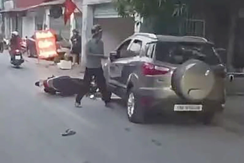 Hà Nội: Truy bắt nghi can đi xe máy chặn ô tô, đâm dao liên tiếp khiến tài xế tử vong- Ảnh 1.