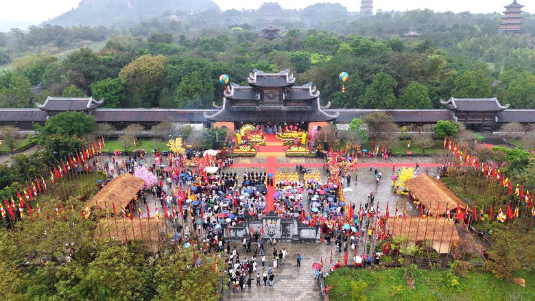 Ninh Bình đón hơn 20,9 triệu lượt khách, doanh thu du lịch 9 tháng vượt kế hoạch năm- Ảnh 1.