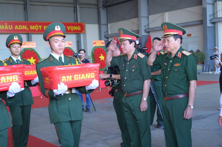 Quân khu 9 vận chuyển thêm 8.453 mẫu hài cốt liệt sĩ đưa giám định- Ảnh 1.
