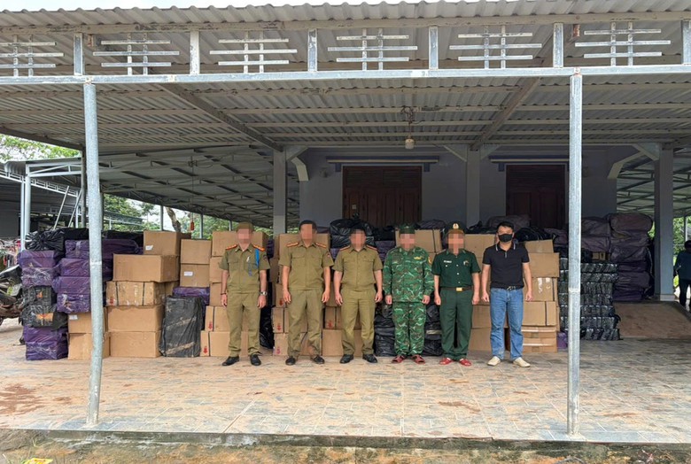 Đột kích 7 kho hàng sát biên giới Việt Nam của "Bố già đường biên", thu 30 tấn pháo- Ảnh 1.