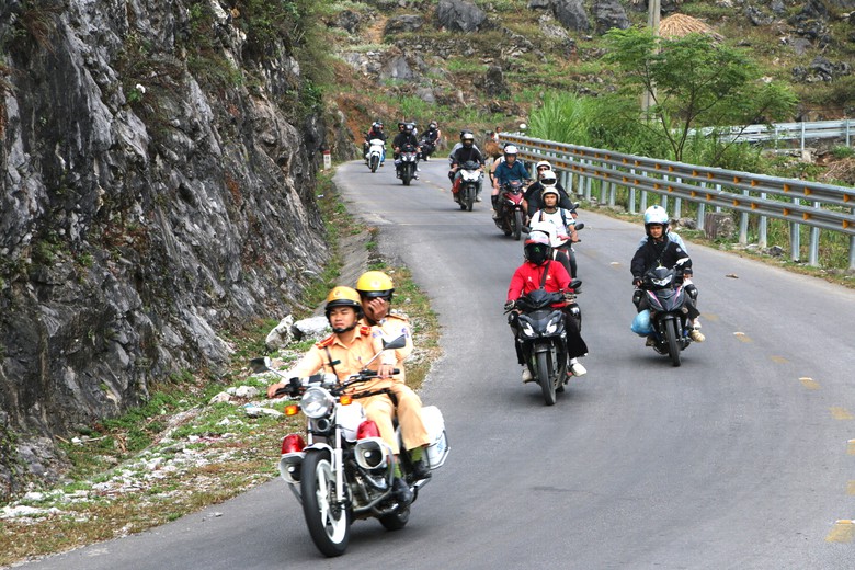 100 mô tô vượt đèo Mã Pì Lèng quảng bá du lịch vùng cao Tuyên Quang- Ảnh 2.