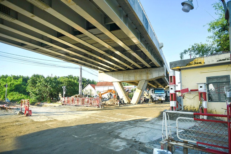 Sớm hoàn thiện cầu vượt đường sắt trên dự án nâng cấp QL14E Đà Nẵng- Ảnh 4.