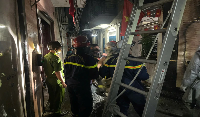 Hà Nội: Hơn 30 cảnh sát giải cứu nhiều người thoát đám cháy nhà 5 tầng ở Yên Hòa- Ảnh 1.