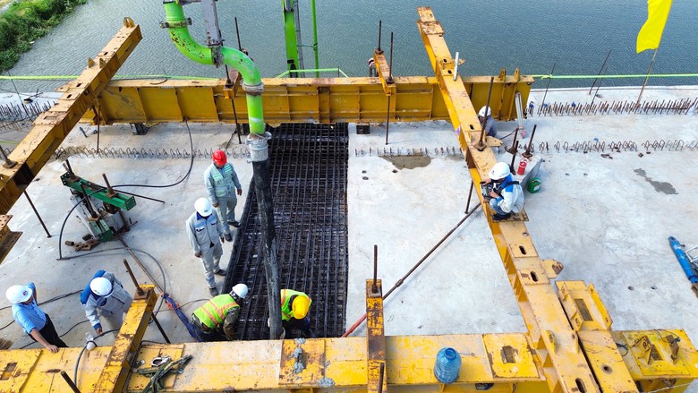 Hợp long cầu lớn nhất trên tuyến đường 3.500 tỷ đồng ở Quảng Ngãi- Ảnh 8.