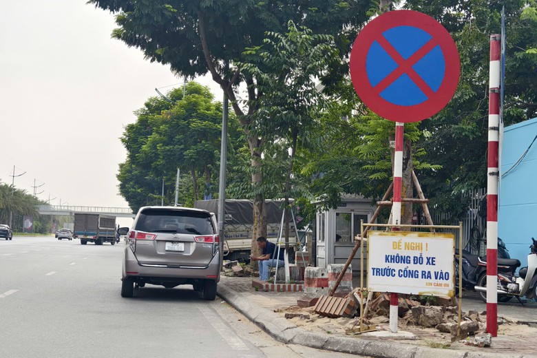 CSGT tăng cường giám sát từ xa, xe dừng đỗ trái phép trước sân bay Nội Bài giảm- Ảnh 1.