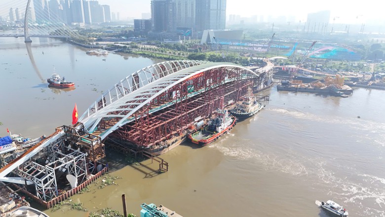 Cầu đi bộ qua sông Sài Gòn hợp long thành công sau 8 giờ thi công- Ảnh 4.