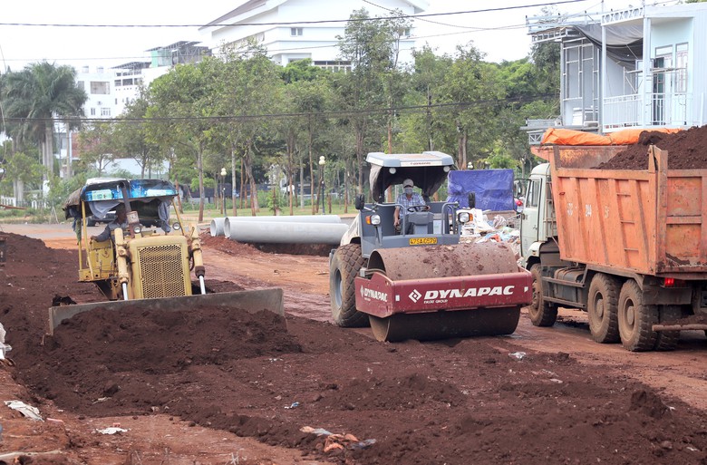 Đắk Lắk: Giải ngân vốn đầu tư công đạt thấp, tỉnh yêu cầu đẩy nhanh tiến độ thi công- Ảnh 1.