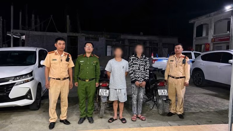 Tuyên Quang: Xử lý hai thanh niên buông hai tay khi lái xe trên đường đèo- Ảnh 2.