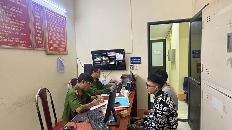 Tuyên Quang: Xử lý hai thanh niên buông hai tay khi lái xe trên đường đèo- Ảnh 1.