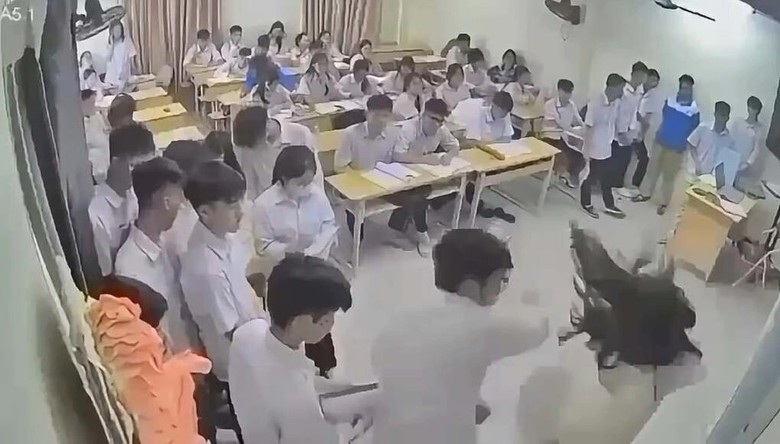 Hà Nội yêu cầu làm rõ vụ nam sinh hành hung giáo viên - Ảnh 1.
