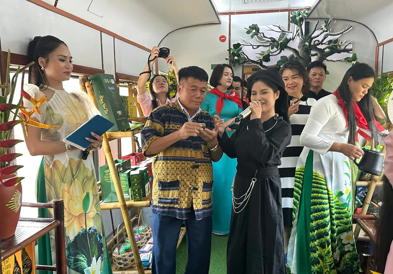 Trải nghiệm hái chè, thưởng trà với tour tàu hỏa từ Hà Nội- Ảnh 1.