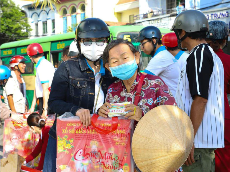 Nghĩa tình với người bán vé số dạo ở Cần Thơ- Ảnh 4.
