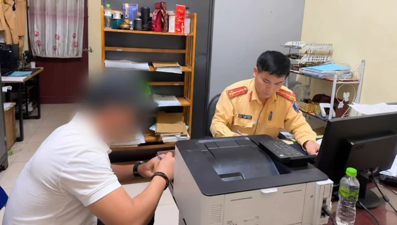 Bắc Ninh: Phạt nặng tài xế ô tô vượt đèn đỏ, làm hỏng gác chắn tàu- Ảnh 1.