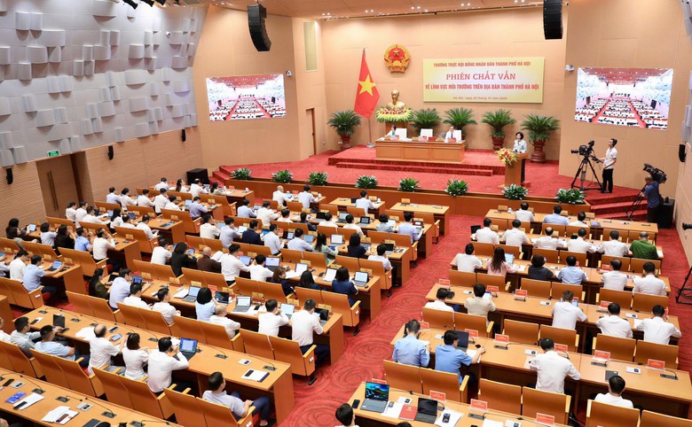 Hà Nội chất vấn về quản lý chất thải xây dựng, kiểm soát ô nhiễm không khí- Ảnh 1.