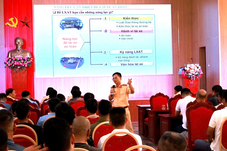 Phú Thọ: Hơn 100 lái xe tải được hướng dẫn kỹ năng lái xe an toàn - Ảnh 1.