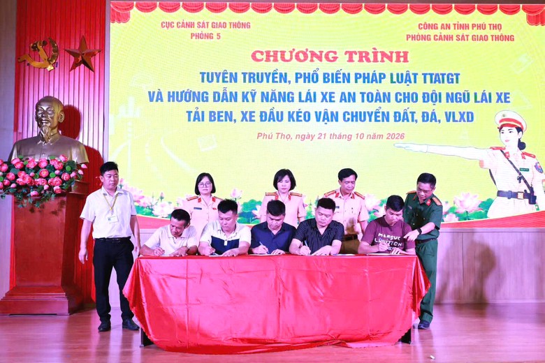 Phú Thọ: Hơn 100 lái xe tải được hướng dẫn kỹ năng lái xe an toàn - Ảnh 2.