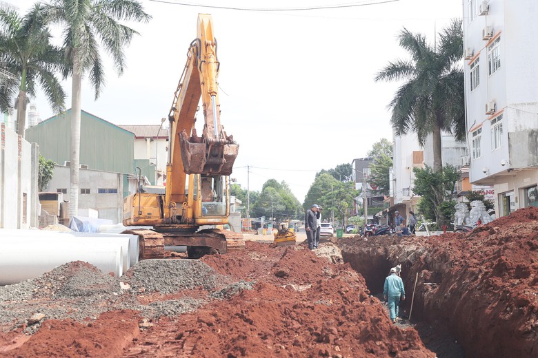 Đắk Lắk: Đường Tôn Đức Thắng tăng tốc thi công sau khi gỡ vướng mặt bằng- Ảnh 7.
