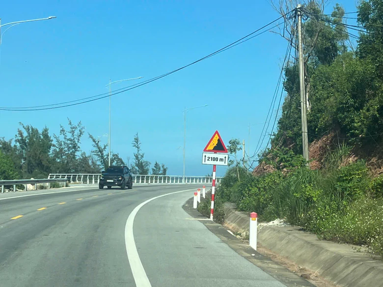 Nghệ An: Phối hợp để xử lý sạt lở taluy dương trên tuyến đường ven biển- Ảnh 7.