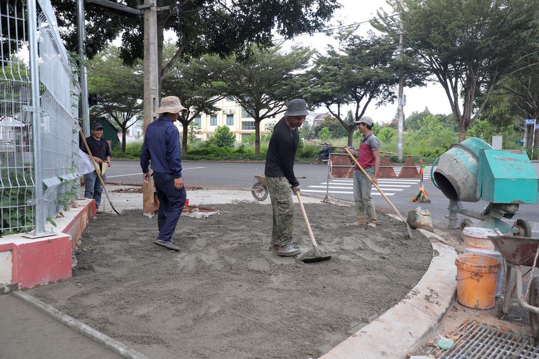 Đắk Lắk: Đường Tôn Đức Thắng tăng tốc thi công sau khi gỡ vướng mặt bằng- Ảnh 9.