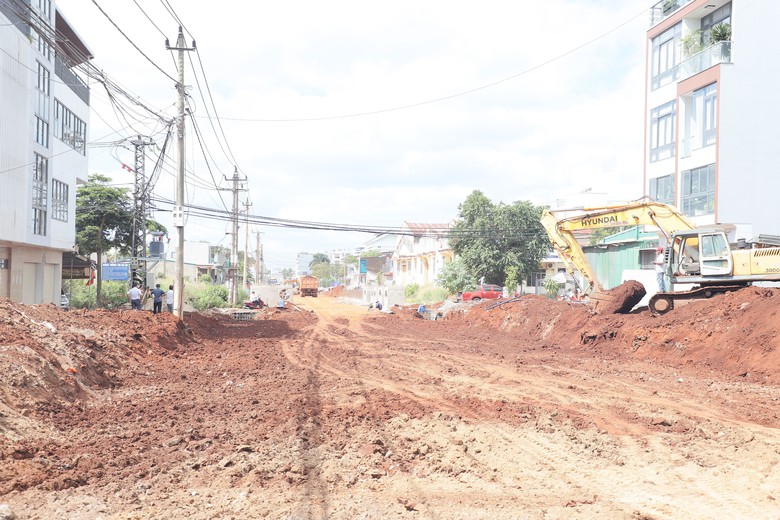 Đắk Lắk: Đường Tôn Đức Thắng tăng tốc thi công sau khi gỡ vướng mặt bằng- Ảnh 16.