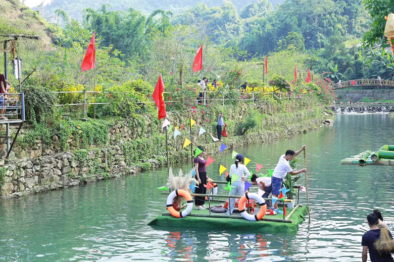 Những con đường mở lối ấm no nơi vùng cao Lai Châu- Ảnh 2.