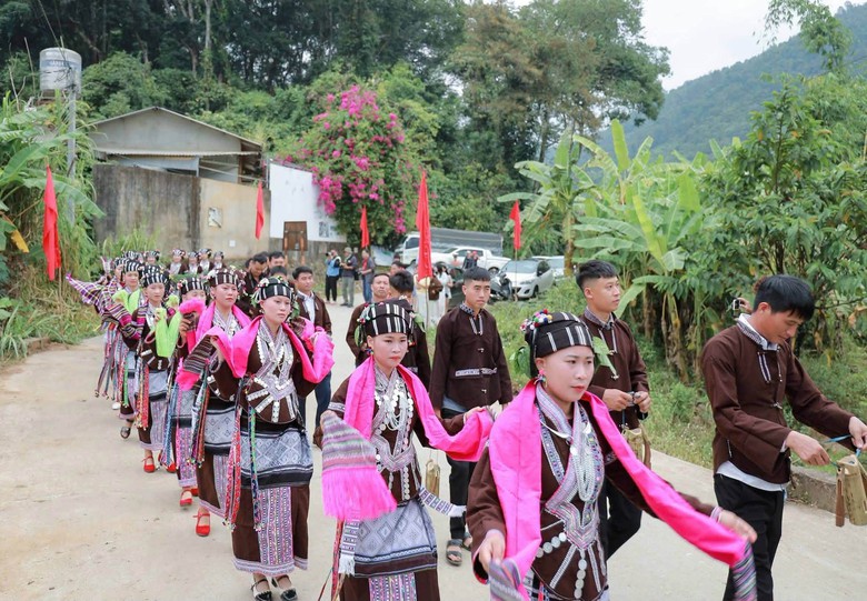 Những con đường mở lối ấm no nơi vùng cao Lai Châu- Ảnh 4.