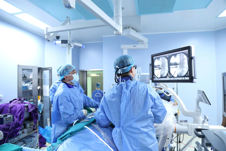 Lần đầu tiên tại Việt Nam phẫu thuật nắn chỉnh vẹo cột sống không ghép xương- Ảnh 2.