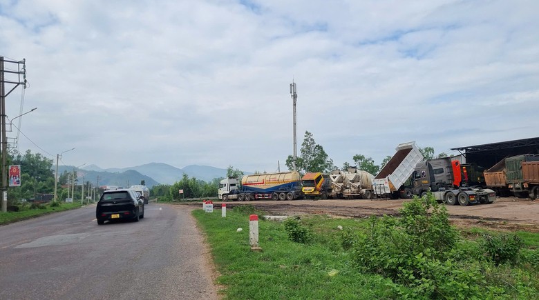 Gia Lai: Yêu cầu chấm dứt hoạt động gara sửa chữa ô tô "mọc" trái phép bên cạnh quốc lộ 19- Ảnh 1.