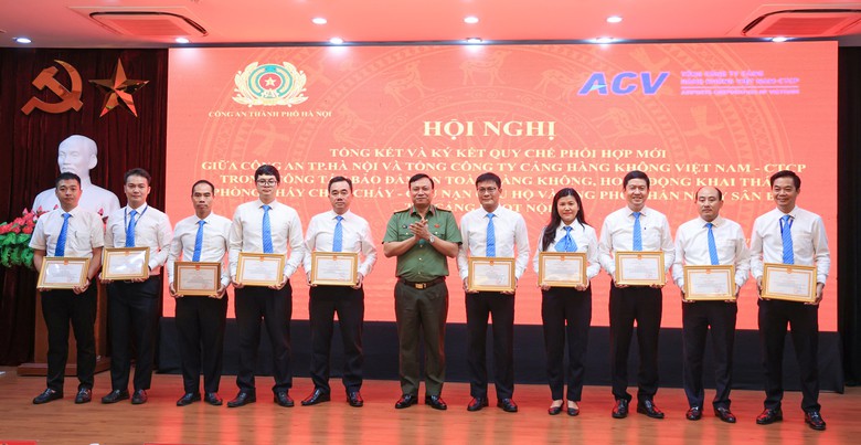 Công an Hà Nội và ACV tăng cường phối hợp bảo đảm an ninh, an toàn hàng không tại Nội Bài - Ảnh 5.