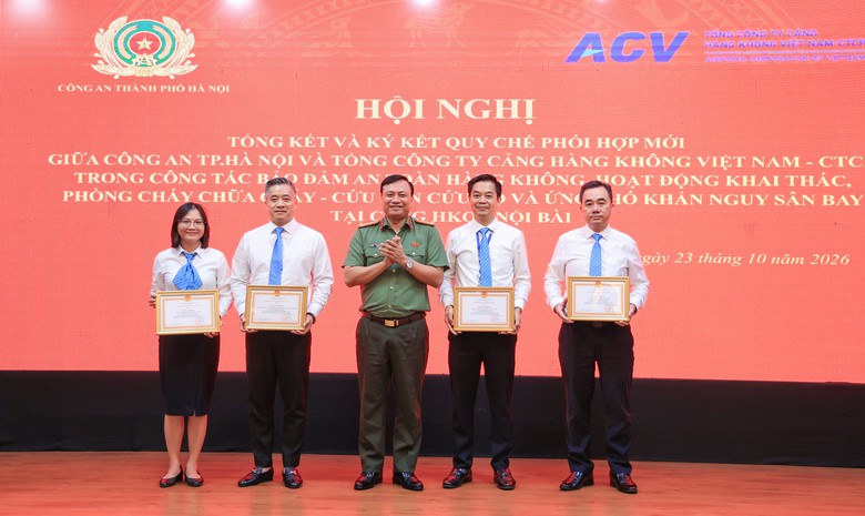 Công an Hà Nội và ACV tăng cường phối hợp bảo đảm an ninh, an toàn hàng không tại Nội Bài - Ảnh 4.