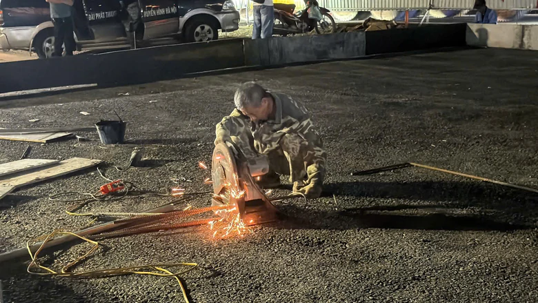 Hà Nội: Công nhân xuyên đêm thi công trạm cân tự động tại đầu cầu Thăng Long - Ảnh 9.